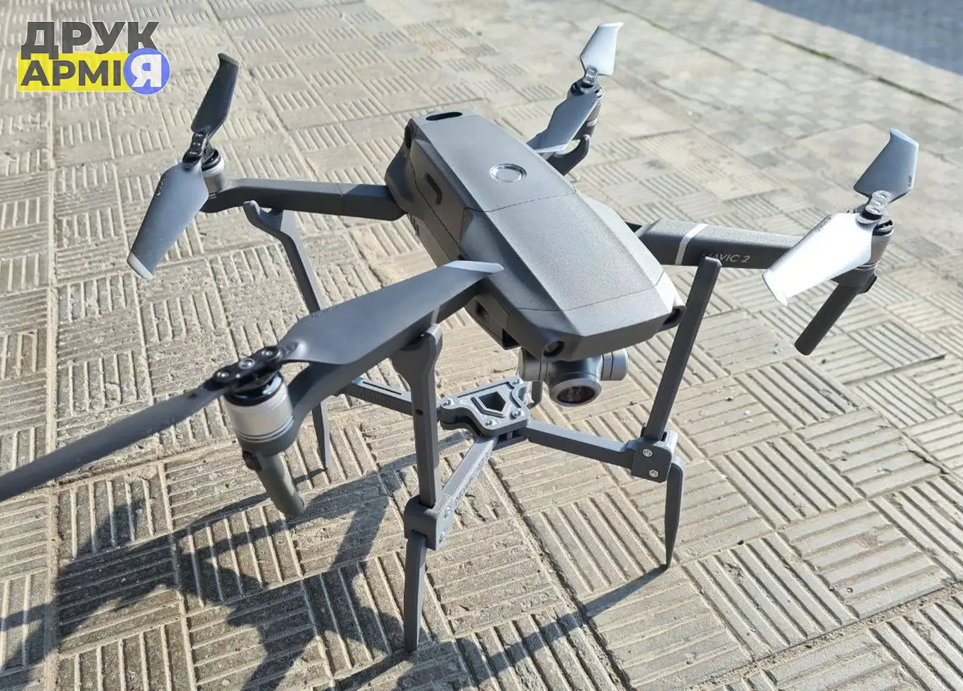 Дрон на стартовій платформі